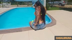 bruna na piscina