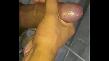 Punheta gostosa do corninho no banheiro do trabalho