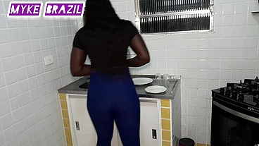 Fernanda chocolate chega da academia com muita fome e vai direto para a conzinha procurar algo para comer e o marido vai até as e na conzinha comessa beijos e depois vai para o sofra e rola muito s