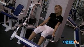 Ponytailed blonde gives a blowjob after her teasing gym workout