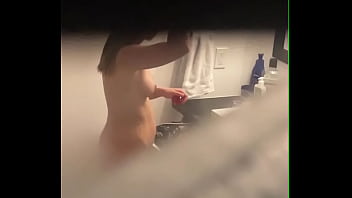 Filles nues dans la salle de bain