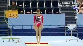 Sporty asian babe is showing fantastic acrobatic skills