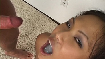 Veronica Lynn, une jument chaude aux racines asiatiques, reste fermée avec les deux jambes, mais elle ouvre la bouche grande ouverte pour obtenir sa récompense .. ma bouche d'abord