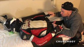 il se fait baisper un motard en uniformes