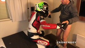 il se fait baisper un motard en uniformes