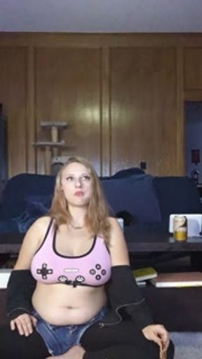 22 Weeks Pregnant Eats Whole Pizza and a Burger