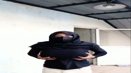 Cewek toket gede hobi remes susu