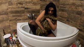 MilfyCalla- Pee play in bathtub while wearing a fur coat and pantyhose