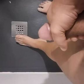 I masturbate in the shower while I feel the hot pee pissing my feet