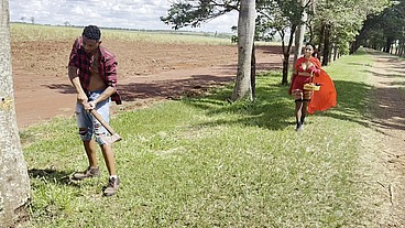 Chapeuzinho safadinha encontra com lenhador comedor que fode ela no caminho para casa da vovó