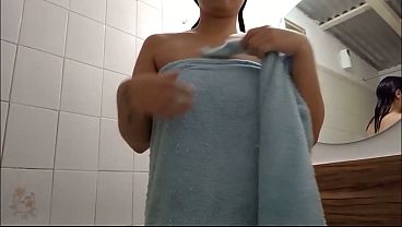Les muestro mis tetas y mi hermoso culo