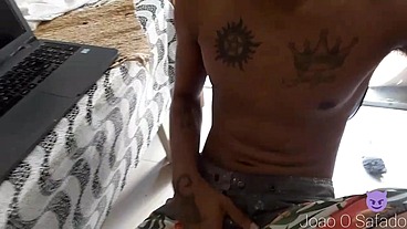 Novinho vendo porno e se masturbando até gozar e depois tomando banho