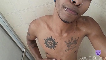 Novinho vendo porno e se masturbando até gozar e depois tomando banho