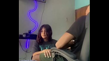 La vecina me aliviana de nuevo en mi cuarto mientras juego xbox