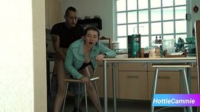 esposa infiel invita a su jefe a cenar y terminan follando por toda la casa
