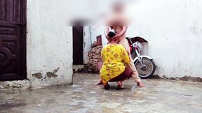 Barsaat ke mausam mein chute lagwane ka Apne maja hai barsat ke mausam mein gand Marne ka apna Maja