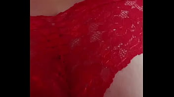 Modelando cachetero rojo de encaje