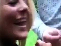 Blonde Deutsche Blowjob Gesichtsbesamung im Freien