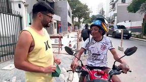 marcos goiano - entregador de delivery foi mamado pelo puto - mamador engolindo a pica preta do entregador - boque no motoboy dotadao