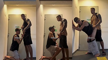 FUDENDO NA ESCADA DO SHOPPING E GANHANDO LEITE NA CARA.