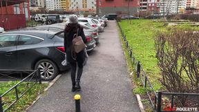 Amateur GF swallows cock in the car