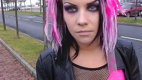 Slutty chick gives a nasty blowjob in public park