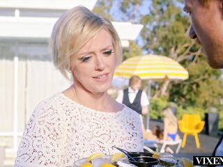 VIXENPLUS Jock hungry socialite Dee bangs server at abode party