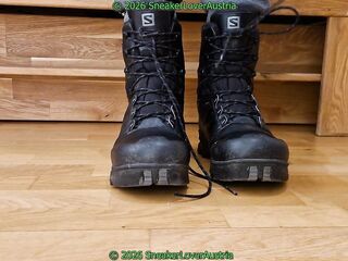 take off white socks, salomon toundra, barefeet