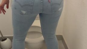 Rebeca se frotte à la cuvette des toilettes en jean Levi’s