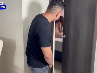 ENCUENTRO A MI ROOMIE FOLLANDO CON SU AMIGA MORENA Y ME LES UNO PARA COMERME SUS RICOS COÑOS