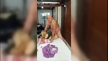 LOIRA DE 19 ANOS JA AVISOU QUE PARA GOZAR TEM QUE SER ASSIM COM COROAS