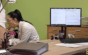 LOAN4K. Impressionnante rock'n'roll girl se fait clouer pour le pret necessaire