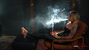 Smoker drops her heels FHD MP4