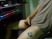 Sesión de masturbación (paja) con aceite, me corro y sale mucho semen