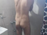 mi padrastro me espia mientras me ducho, encontrado en su telefono