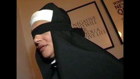 la religiosa se auto castiga pero no puede evitar ser recojida en una orgia