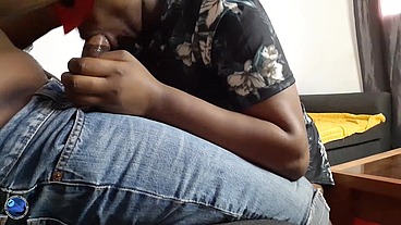 Dans une salle d&#039;attente une Geisha masqu&eacute;e noire caresse sa chatte et je sors ma bite on fini par baiser