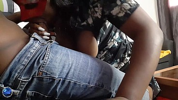 Dans une salle d&#039;attente une Geisha masqu&eacute;e noire caresse sa chatte et je sors ma bite on fini par baiser