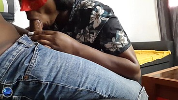 Dans une salle d&#039;attente une Geisha masqu&eacute;e noire caresse sa chatte et je sors ma bite on fini par baiser