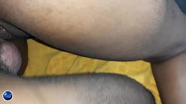 Dans une salle d&#039;attente une Geisha masqu&eacute;e noire caresse sa chatte et je sors ma bite on fini par baiser