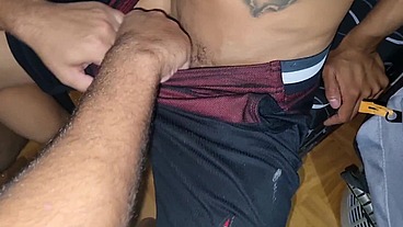 Comendo o boy gostoso enquanto o namorado grava cada gemido e olhar