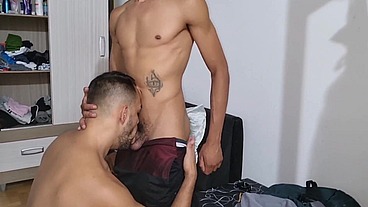 Comendo o boy gostoso enquanto o namorado grava cada gemido e olhar