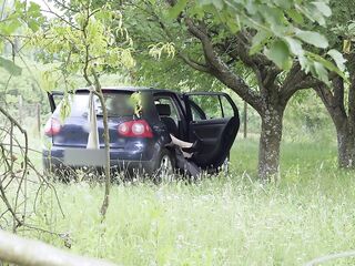 Ce voyeur lui plait, elle fait l amour avec lui dans sa voiture. Sexe et voyeurisme.