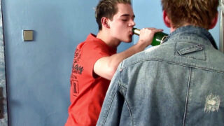 Czeski ogier Mark Zebro uprawia brutalny gangbang bez zabezpieczenia i głębokie gardło