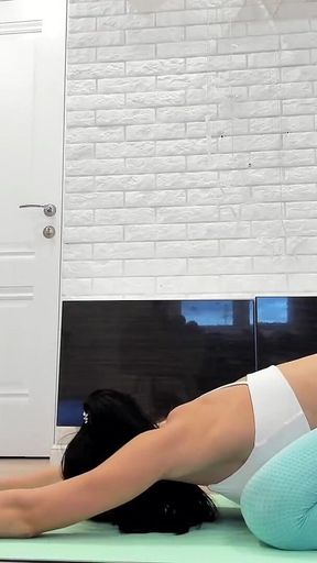 Flexy Yoga Flow in Tight Blue Leggings