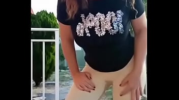 Gina orina en las mallas