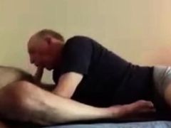 Opa schluckt gerne