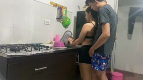 mi companera de cuarto esta en la cocina cocinado mi comida y aprovecho para follarmela