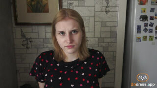 Une amatrice, vue subjective, suce une bite puis se fait défoncer le cul.