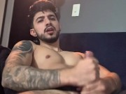 llego caliente de el gimnasio a mastubarse y sacar su semen